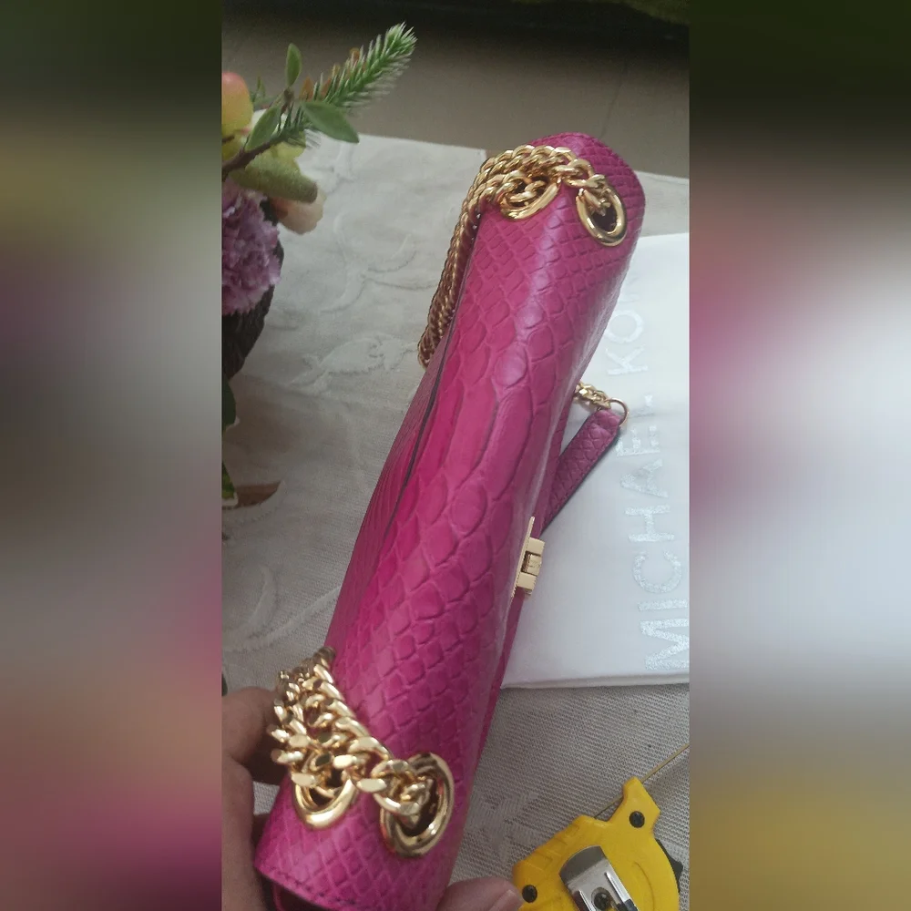 Authentic Michael Kors Tina Medium Shoulder Bag in Fuchsia - Picture 4 of 16